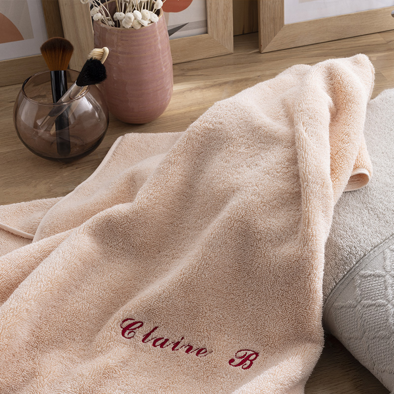 Serviettes de bain brodées