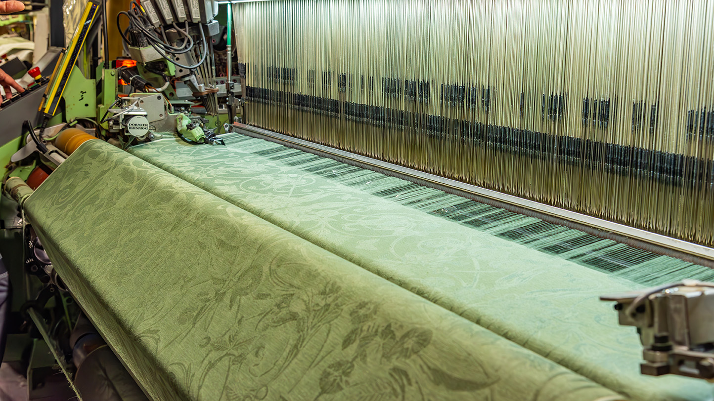 Tejido damasco en un telar Jacquard