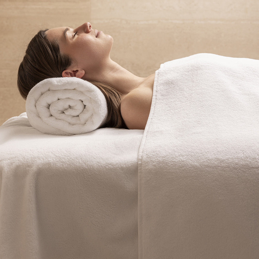 Tratamiento de spa con toalla enrollada