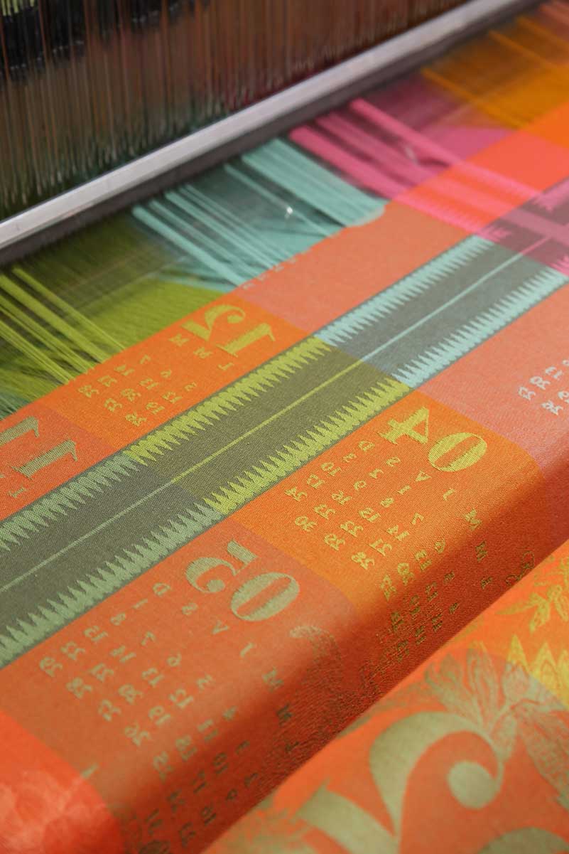 Tejido jacquard de colores en el telar
