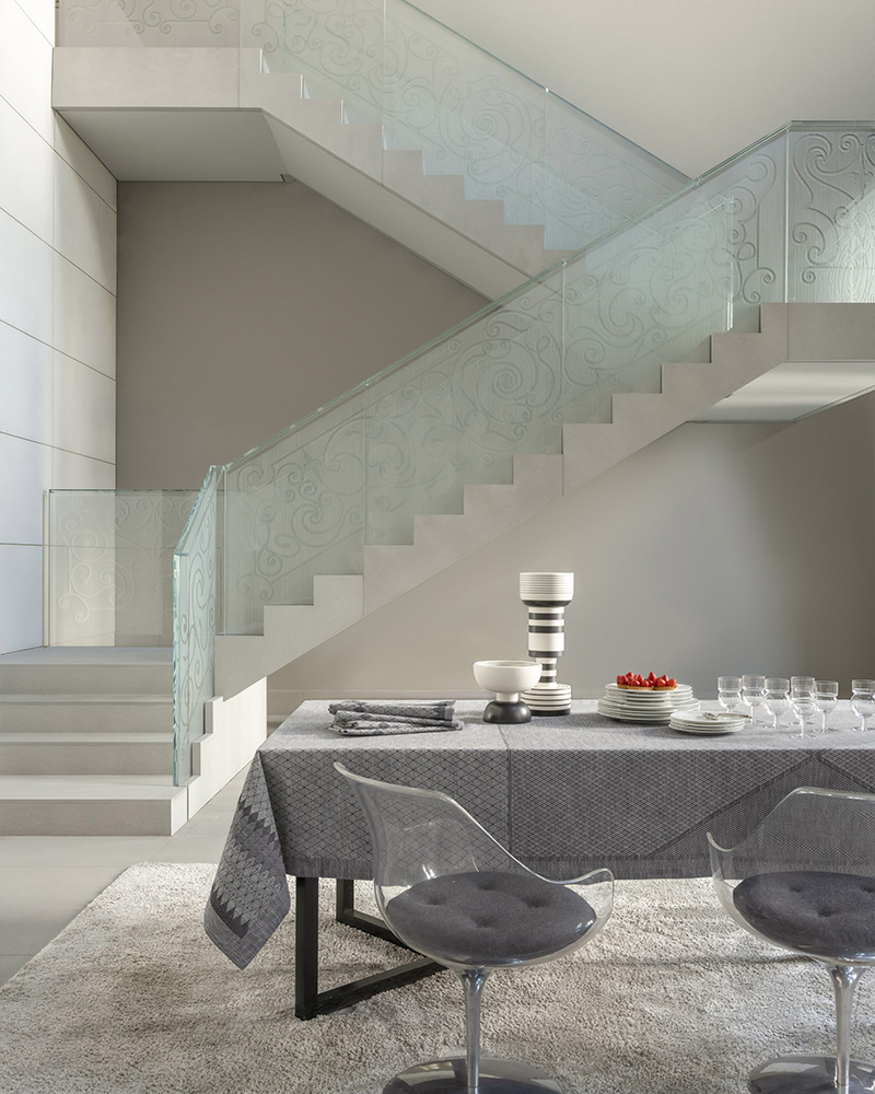 Escalera y mesa puesta con mantel gris