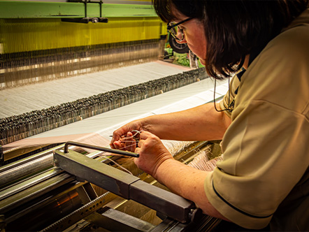Una tejedora en su telar, manufactura de Gérardmer